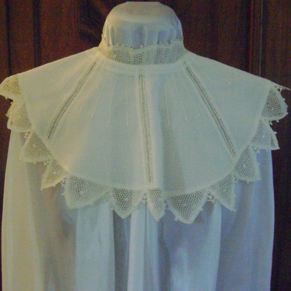 Vintage Handmade Detachable Ecru Collar by Renaissance